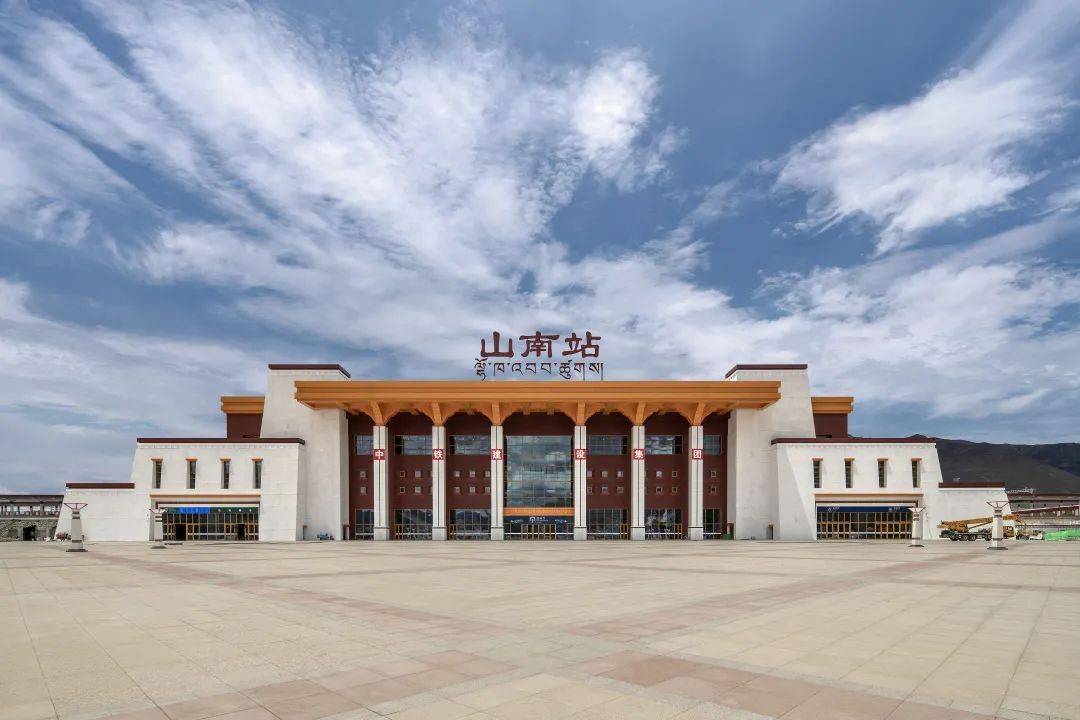 山南站拉林铁路是西藏第一条电气化铁路,全线全长435.