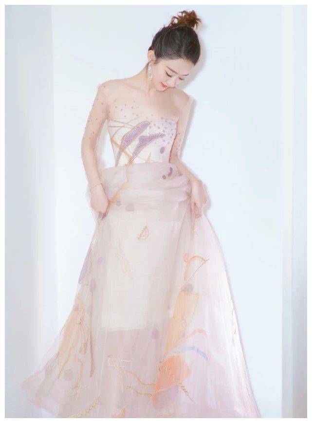 赵丽颖产后复出穿白裙上活动,手臂赘肉贼抢眼,这才是当妈的人_胳膊