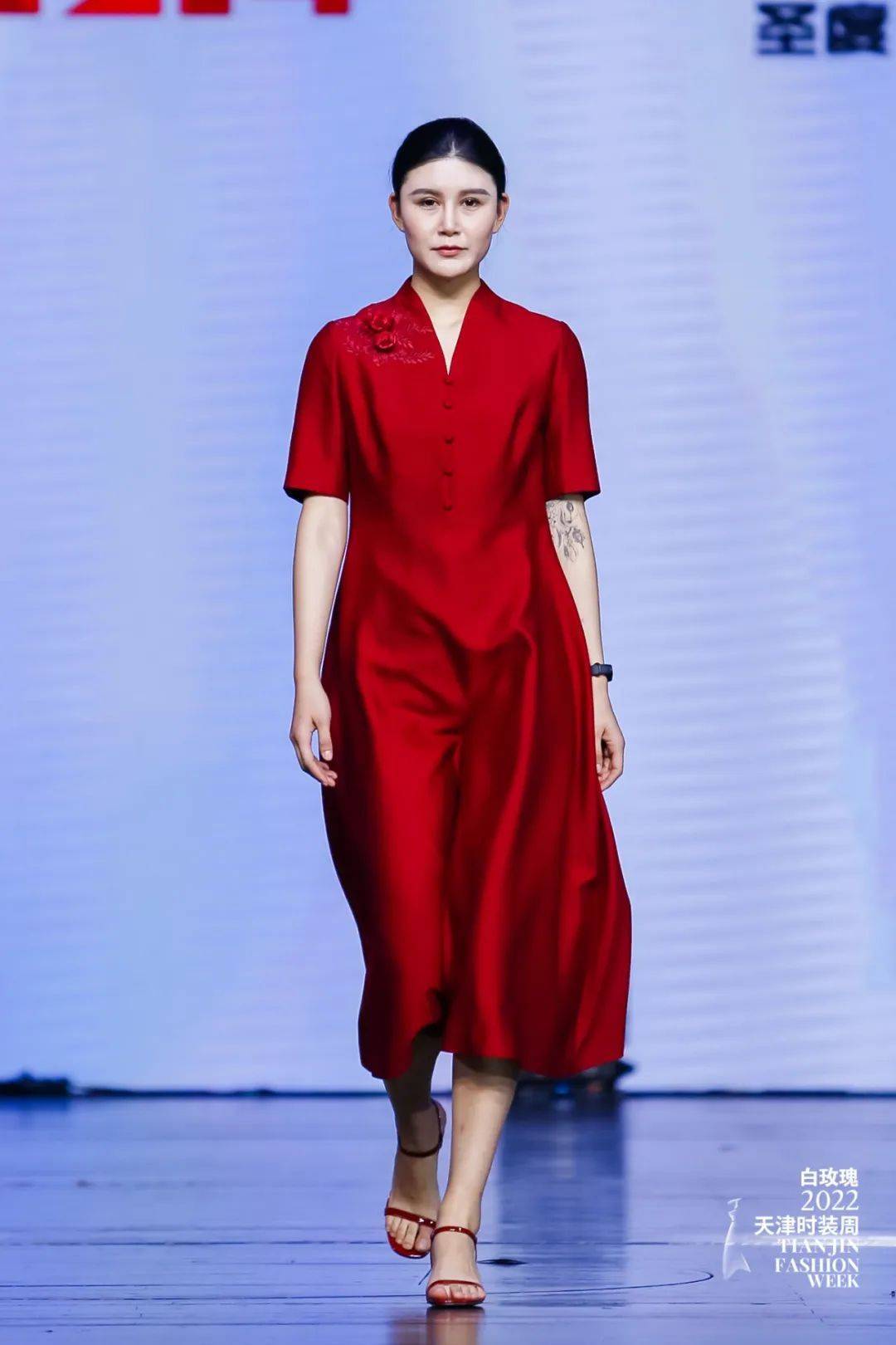 工装类整系列服装选择不同职业和劳动功能的产品运用创新结构设计