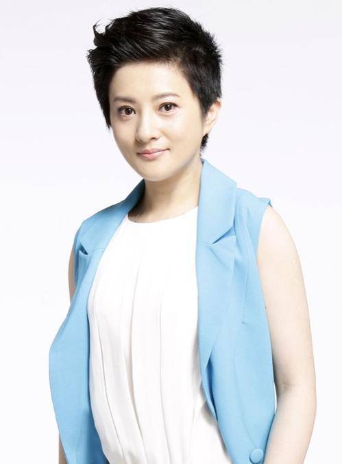 金铭像一,最近,演员金铭的一张烟熏妆照片引起了热议.