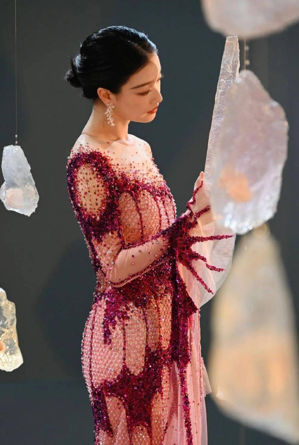 倪妮一袭粉色璀璨水晶贴花纱裙,闪耀生辉,曼妙优雅,大气迷人.