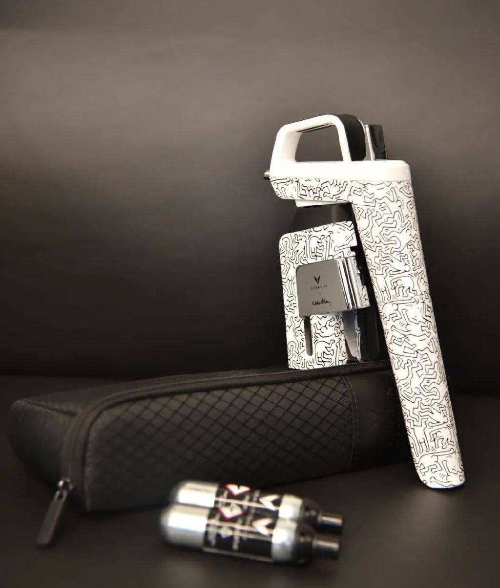 将取酒器做成了艺术品,coravin卡拉文推出全新限量联名款_艺术化_凯斯