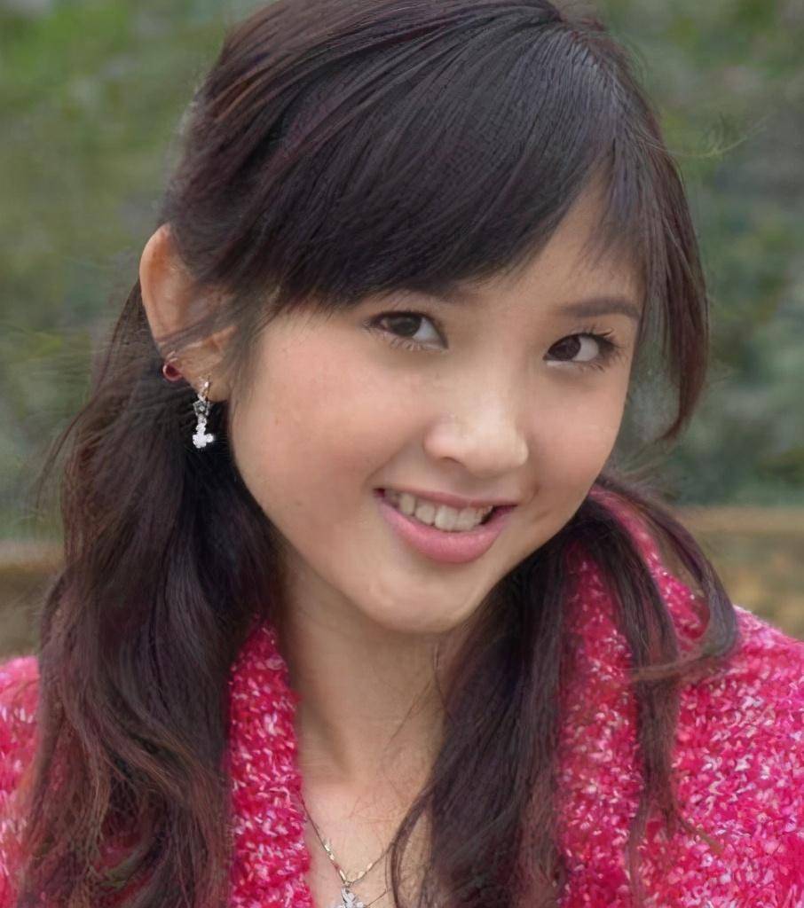 但是唐艺昕在出生之后,便成为了父母眼中的天之骄女,让她有了一双爱笑