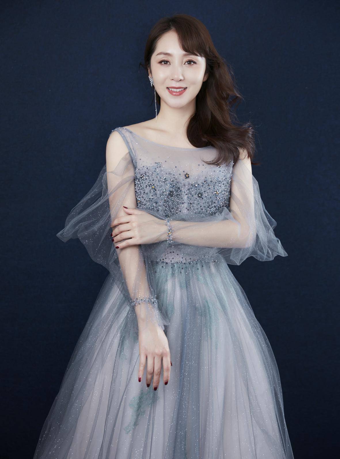 她因星光大道走红,却加入同节目的已婚男,对方还为她抛妻弃子_郭津彤