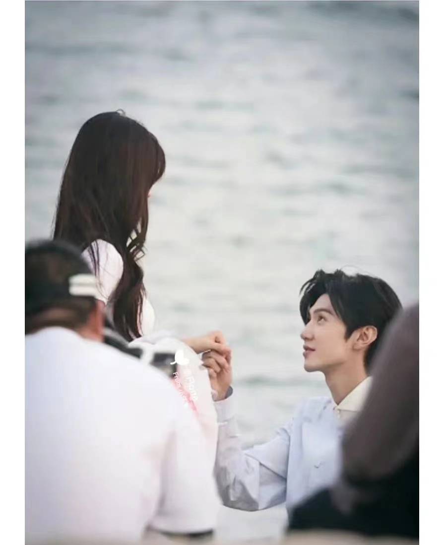 赵露思和程哲远主演的《偷偷藏不住》是青春甜美外型加纯爱剧情！