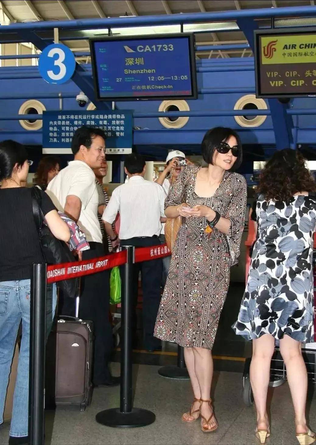 王菲真没明星架子,穿印花裙配夹脚凉鞋就出门,看似随意却挺高级_女性