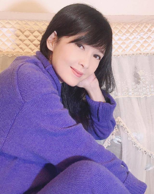 周慧敏55岁生日,身材纤细如少女,为已故母亲一个人装点房子很感人