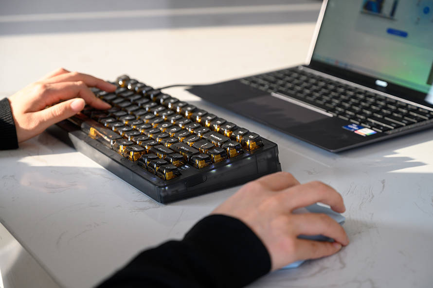 达尔优A81有线机械键盘评测：透明造型出色手感带来移动办公新体验