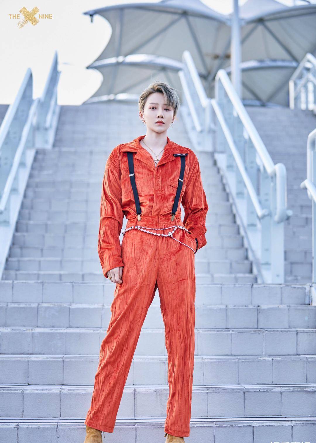 刘雨昕演出造型公开,红色丝绒套装复古又矜贵,难以掩藏的贵气