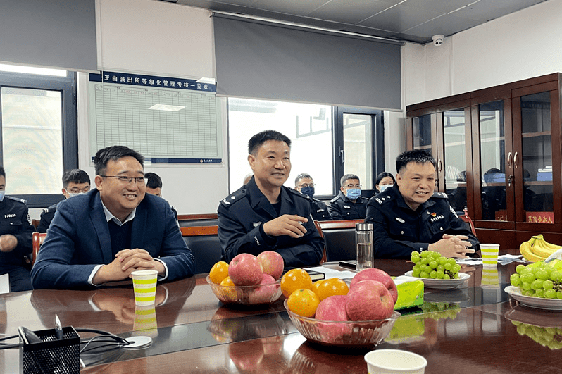 增强公安队伍的凝聚力和向心力,11月9日上午,沁阳市公安局为退休的栗