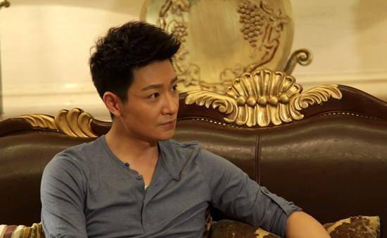 因为李宗翰的肚子虽然赘肉不多吧,但是也没有腹肌,对于一些网友来说