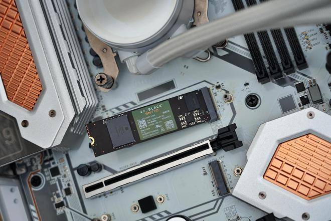 攒了台白色游戏主机:酷冷MB520Mesh、骨伽天吴360白、七彩虹Z790巡洋舰