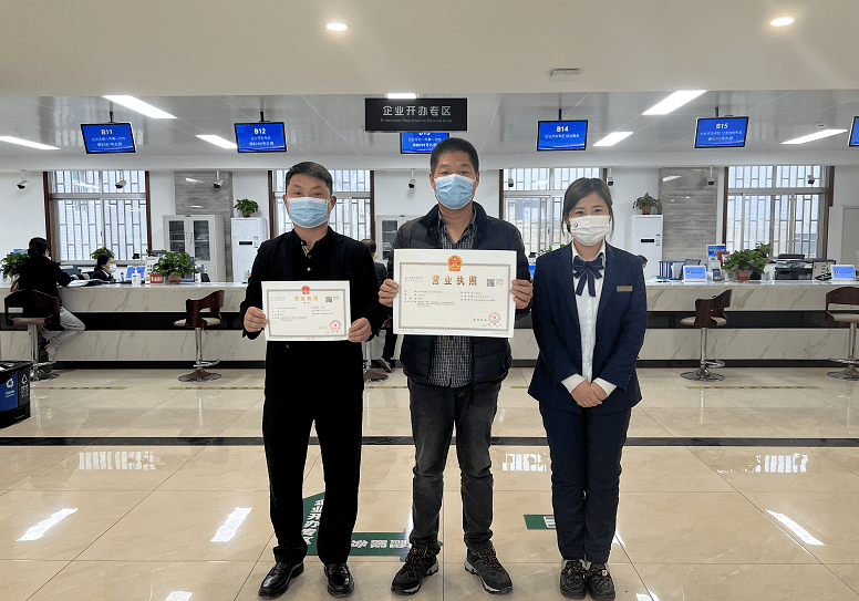 临潼区颁发首张个体工商户经营者变更营业执照 | 作风建设临潼在行动