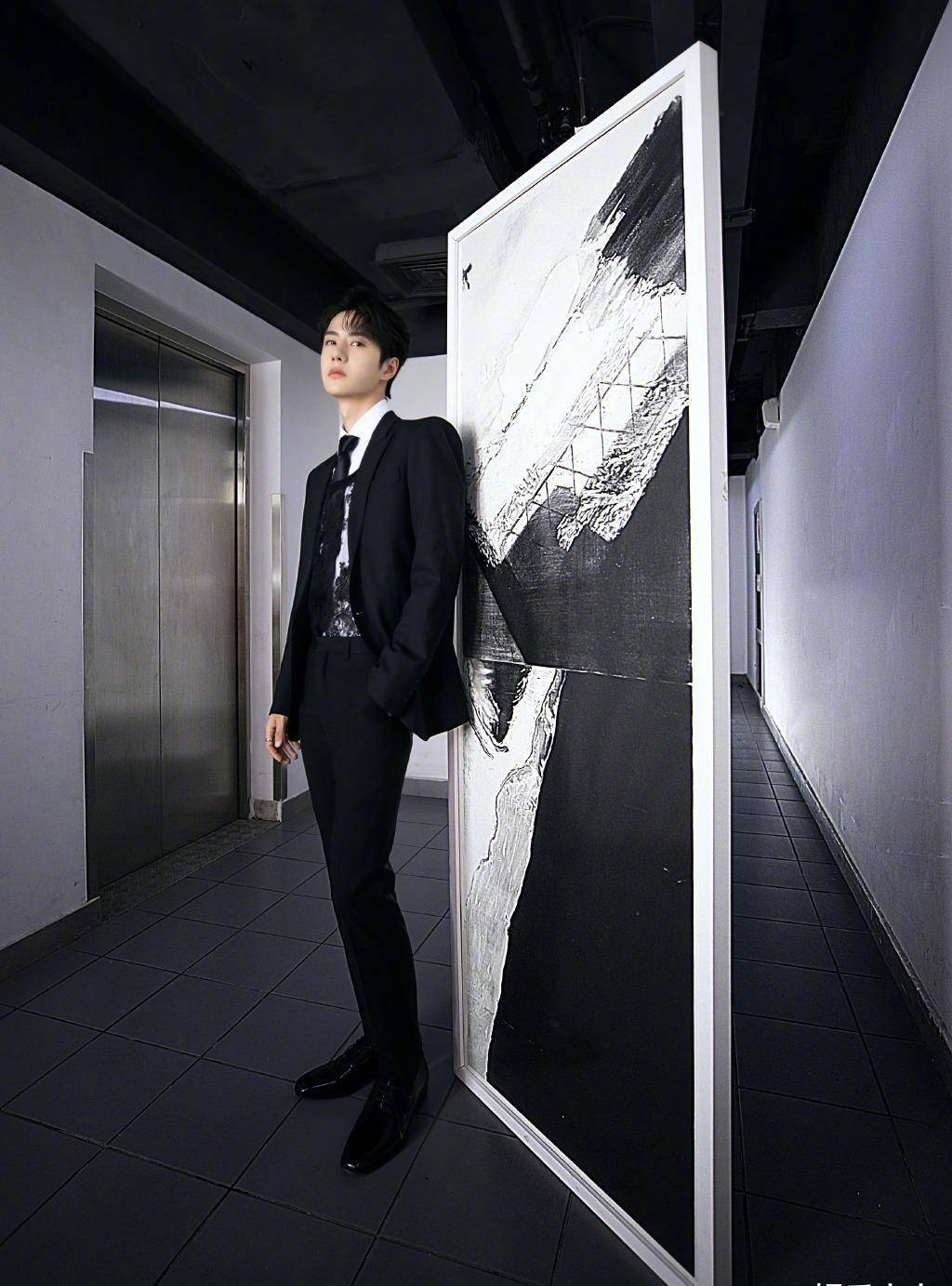 王一博出席"星动之夜"盛典造型,笔挺的黑色西装,内搭镂空刺绣_个性