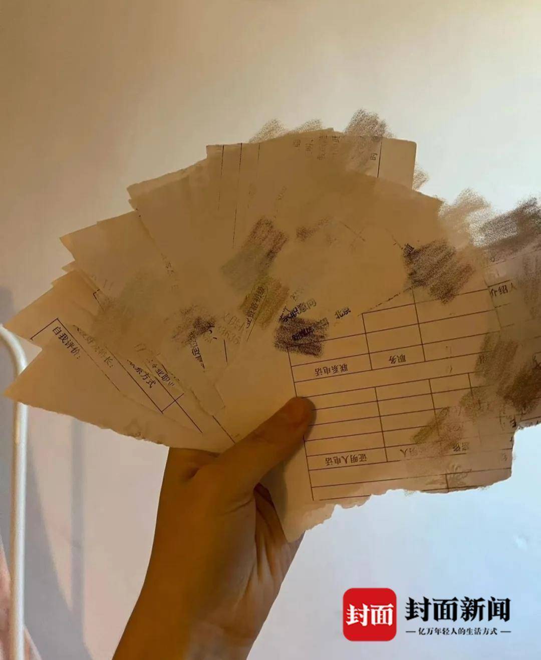 “被面试官撕毁简历事件”进展：公司称本意是销毁不是侮辱，想当面道歉找不到人