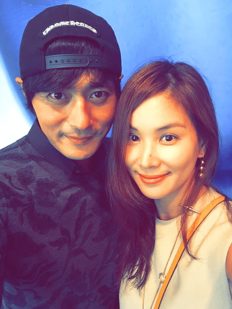 张东健与太太挽手走红毯,没用滤镜,夫妻俩油腻憔悴呈现真实50岁_高小