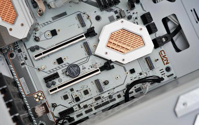 攒了台白色游戏主机:酷冷MB520Mesh、骨伽天吴360白、七彩虹Z790巡洋舰