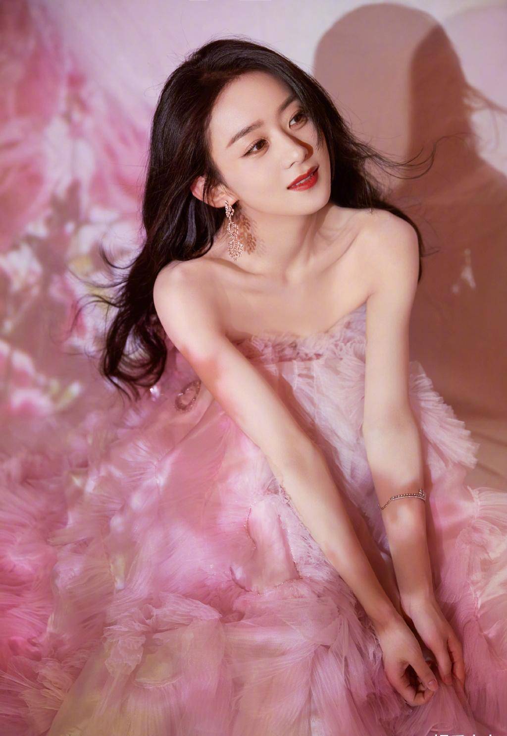 赵丽颖出席盛典造型,一袭粉色爱心礼裙,花朵光影映衬曼妙身姿