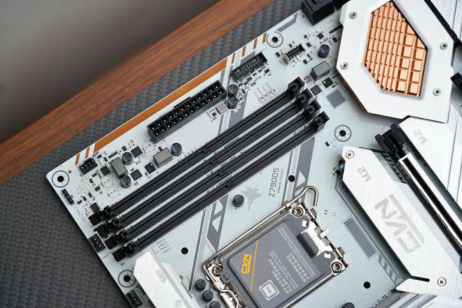 攒了台白色游戏主机:酷冷MB520Mesh、骨伽天吴360白、七彩虹Z790巡洋舰