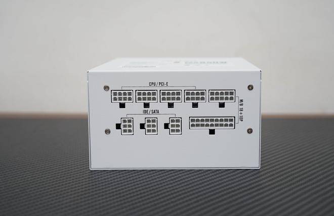 攒了台白色游戏主机:酷冷MB520Mesh、骨伽天吴360白、七彩虹Z790巡洋舰