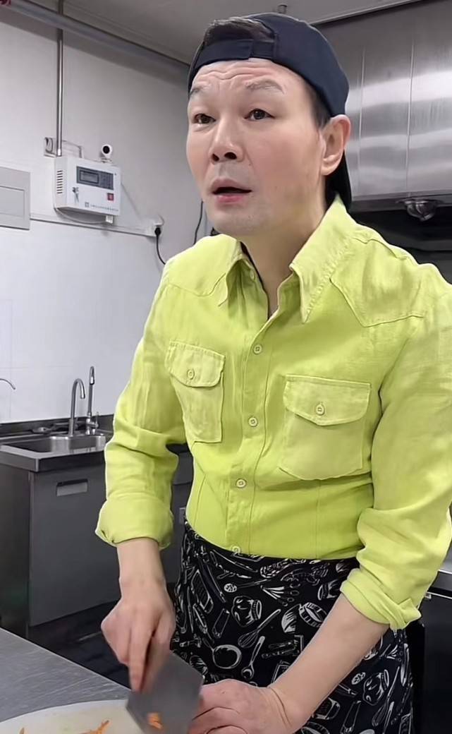 他十分渴望回归舞台,经常发文感怀,想念和周群李黎一起主持的日子,在