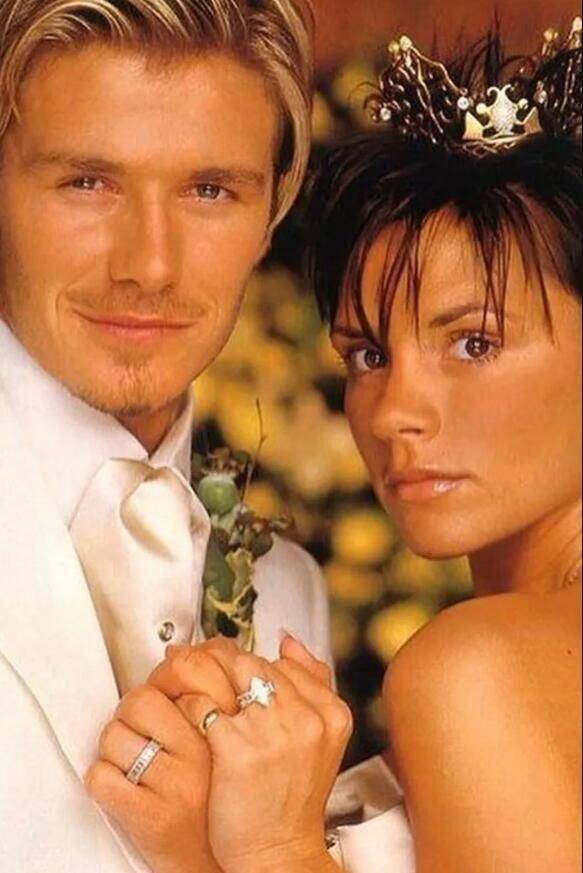 城堡举行了举行了盛大的婚礼,贝克汉姆的好兄弟加里-内维尔担任伴郎