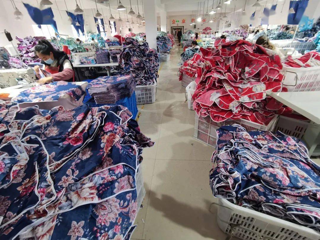 走进位于赫章县六曲河镇上的毕佳邦纺织品有限公司,各种围裙,袖套等