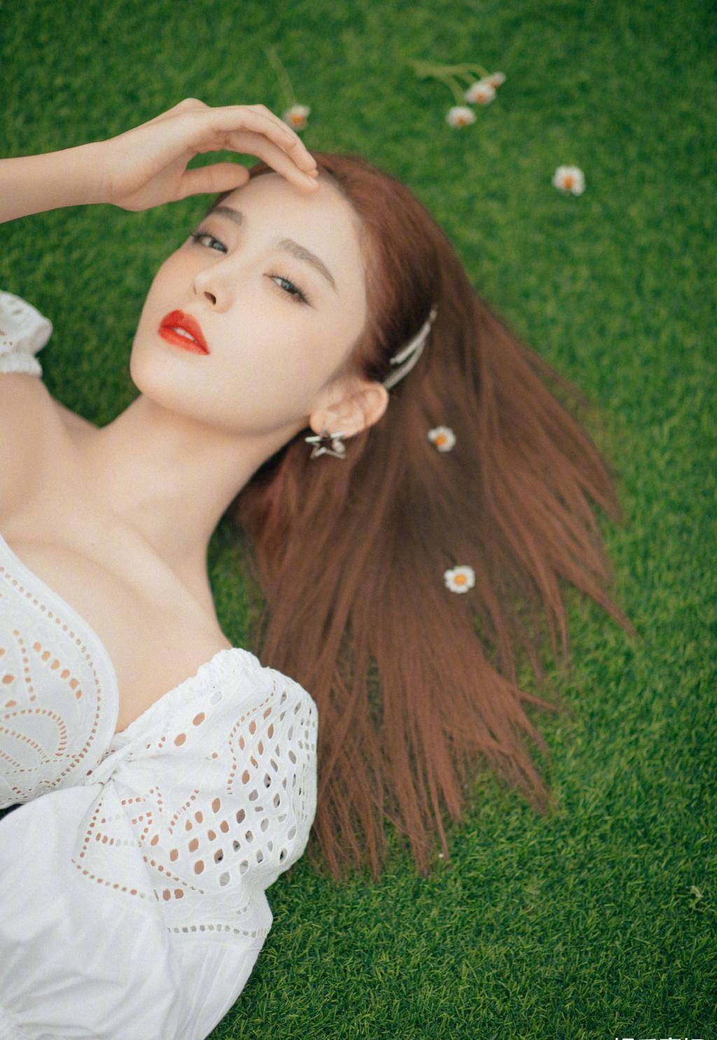 古力娜扎出席活动造型,初恋风镂空白短裙,有校花学姐那味儿了_清透