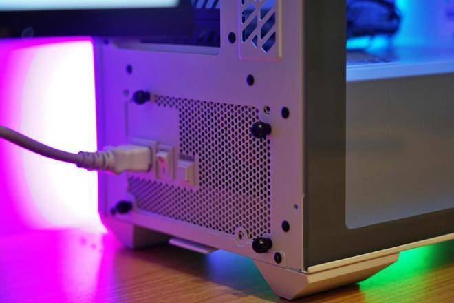 攒了台白色游戏主机:酷冷MB520Mesh、骨伽天吴360白、七彩虹Z790巡洋舰