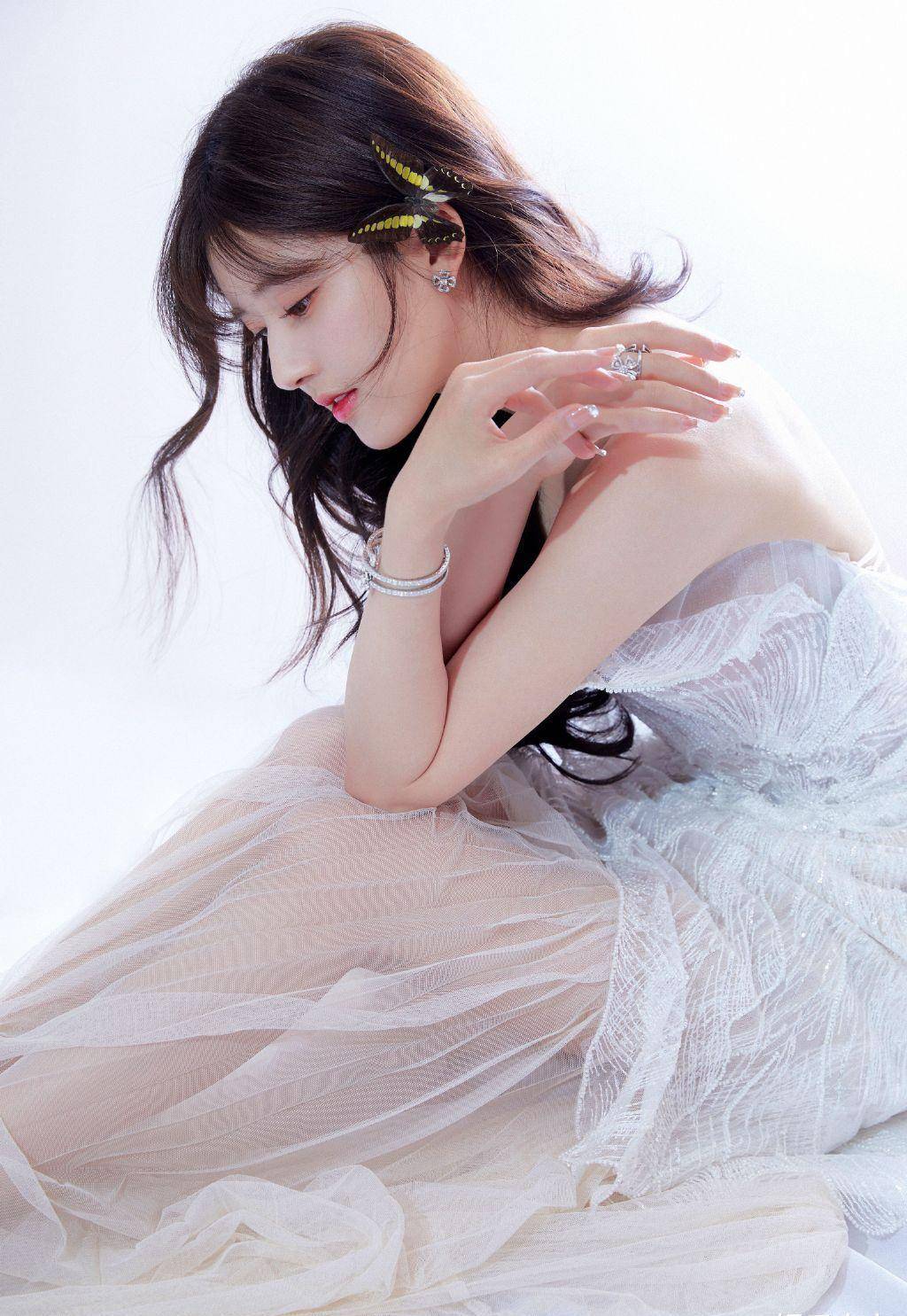 赵露思"星动之夜"盛典造型,梦幻纱裙,搭配清纯妆容,又乖又美_配饰