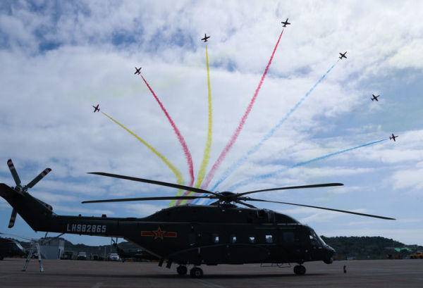 飞行表演拉彩烟高清大图!_中国空军_人民_无人机