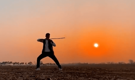 河南一小伙手持玉米秸秆,在夕阳下舞剑!_李锐_网友_落日