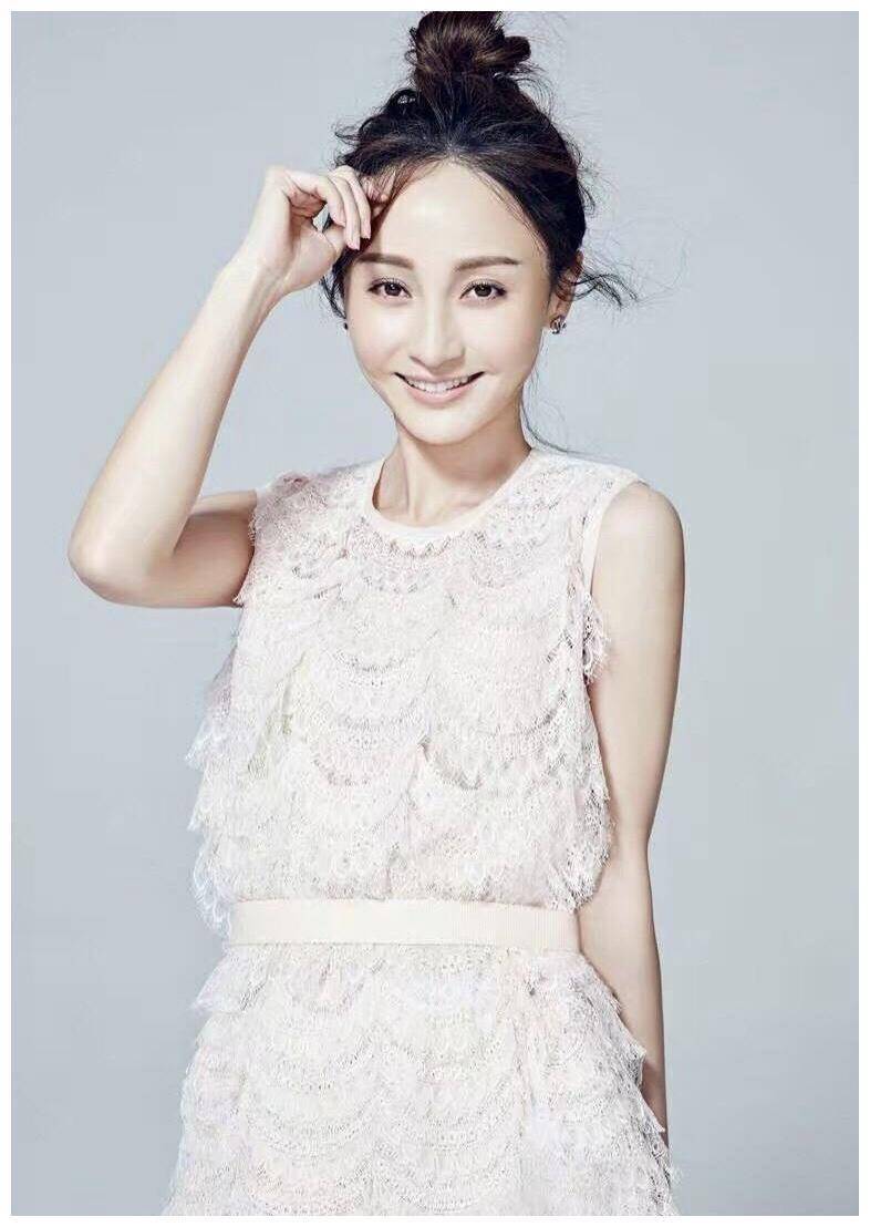 被姚笛的颜值惊艳,扎丸子头搭配印花连衣裙,意外高级又时髦