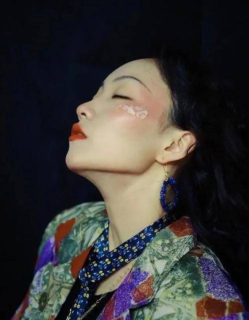 不仅如此,在今年三八妇女节,时尚巴黎杂志限定特刊封面上的邵雨轩,跟