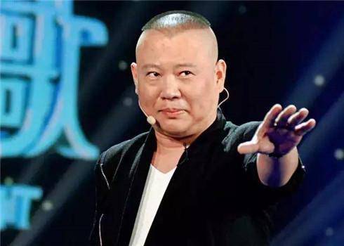 德云社团魂一致对外,把不良记者打进医院,在商演门口表演烧票_郭德纲