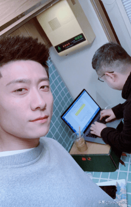 张一山拍戏期间把南艺烤肠吃涨价,引同学控诉,本尊应找老板聊聊_娱乐