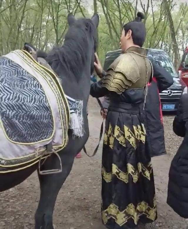 原创辣眼睛!张亮最新古装造型曝光,网友:这是兵马俑吧_鲜肉_年代_公子