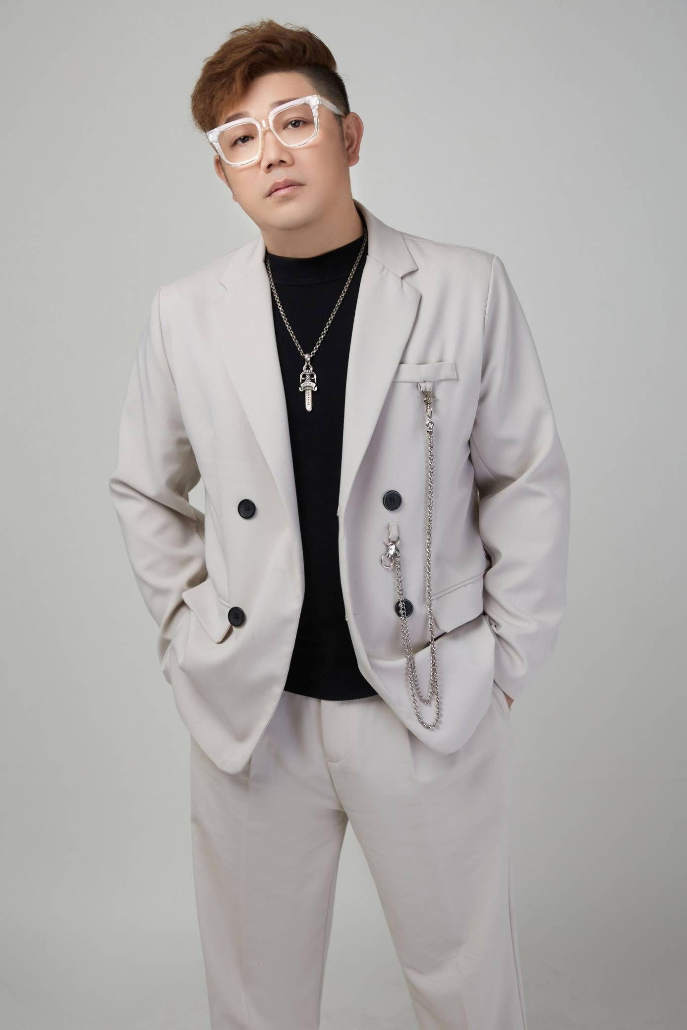 大彬,原名孙衍宾,1978年3月28日出生于山东省潍坊市,歌手,演员.