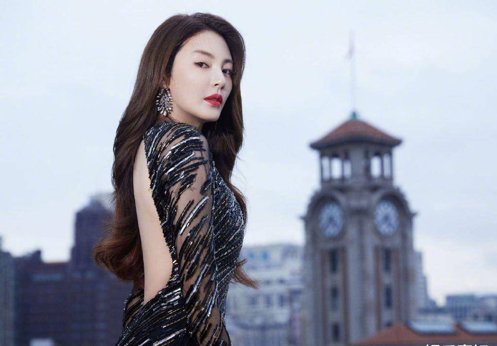 搭配波浪卷发和红唇妆容,姐美得时尚有气势~10月13日,张雨绮出席活动