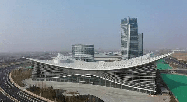 "五大中心"择址潇河产业园区起步区的核心区,横跨潇河两岸,总规划面积