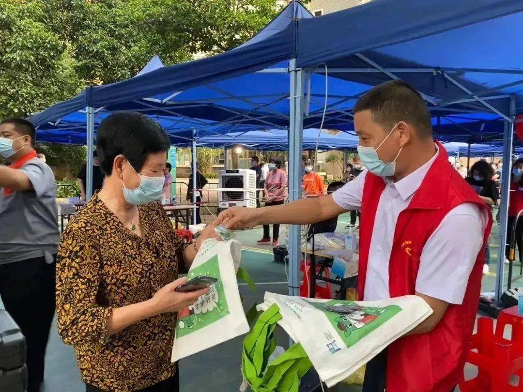 小小“绿马”添新拆，走街串巷提醒市民：做好小我防护，守牢防疫第一关