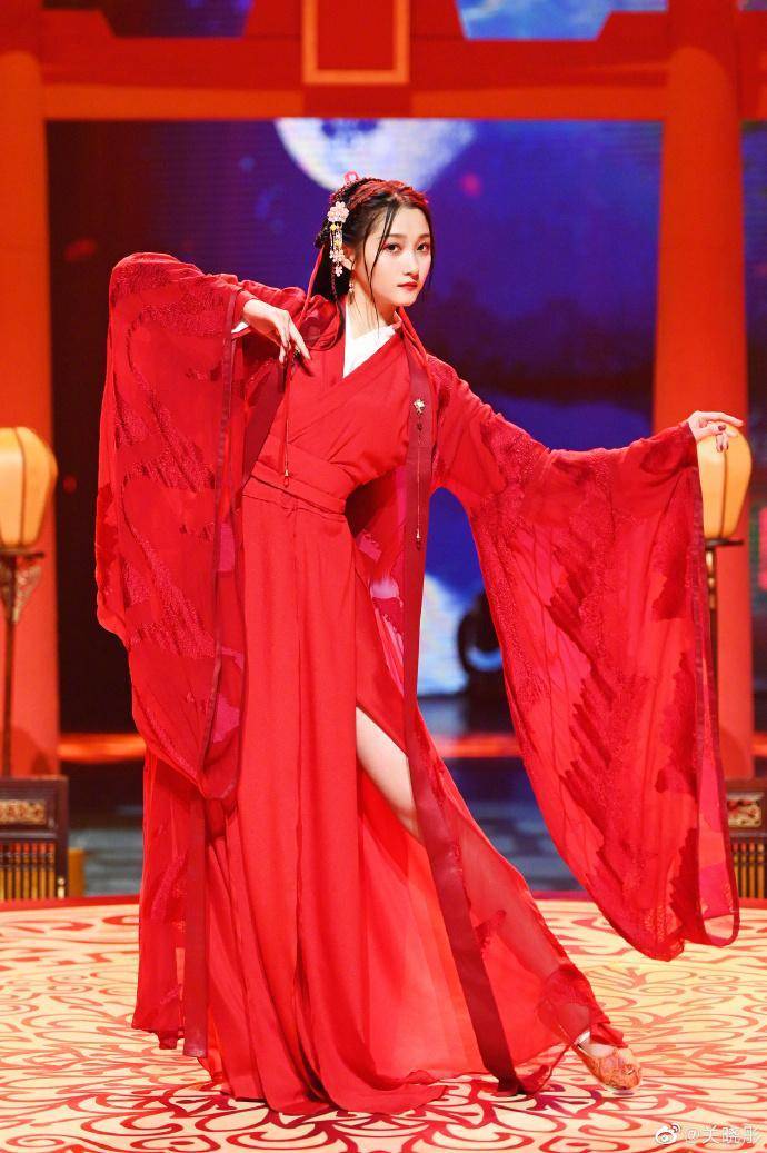 《王牌》李纯柳岩古装里穿裤子关晓彤却露腿,网友:显得不正常不类