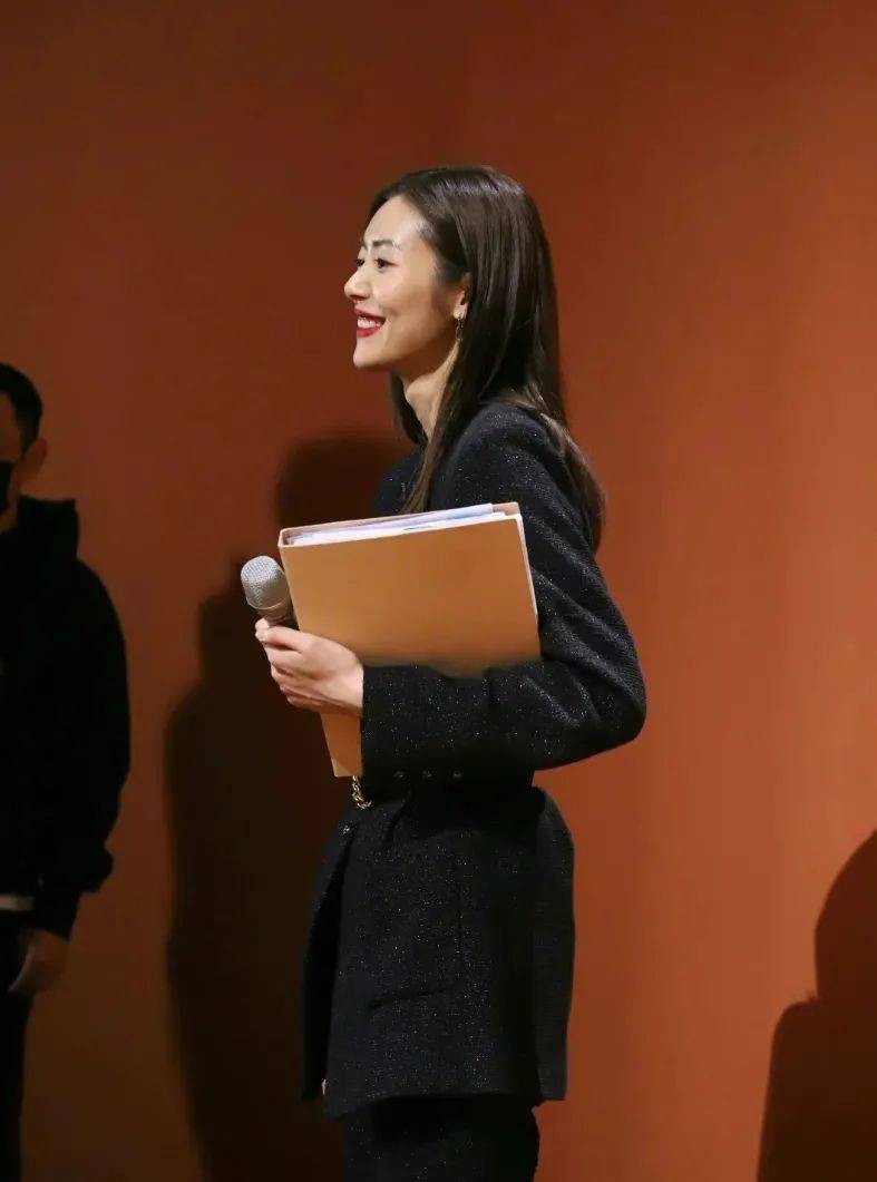 刘雯凭一己之力挑起了《妈妈,你正好看》综艺的时尚重担_节目_吴昕