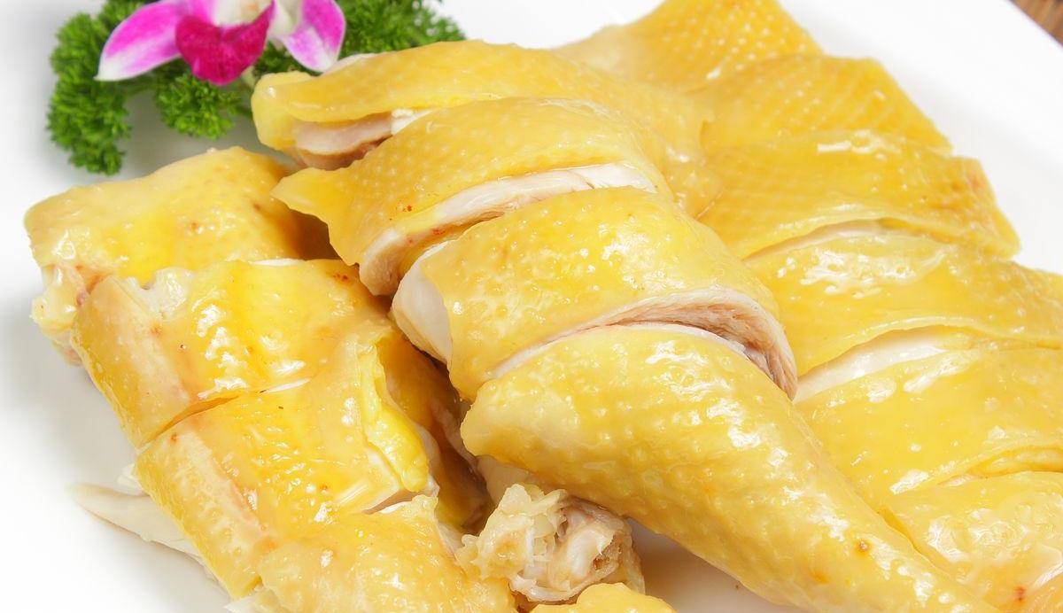 原创
            粤菜大师：白切鸡制作秘诀，不煮只浸，刷一层油，鸡皮油亮金黄
                
                 