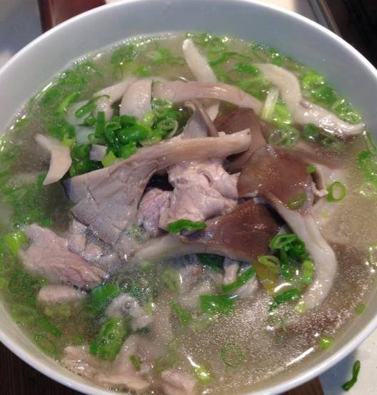 8,待走完煲汤程序后撒上葱花,就可以享用美味的筒骨平菇汤啦7,我家的