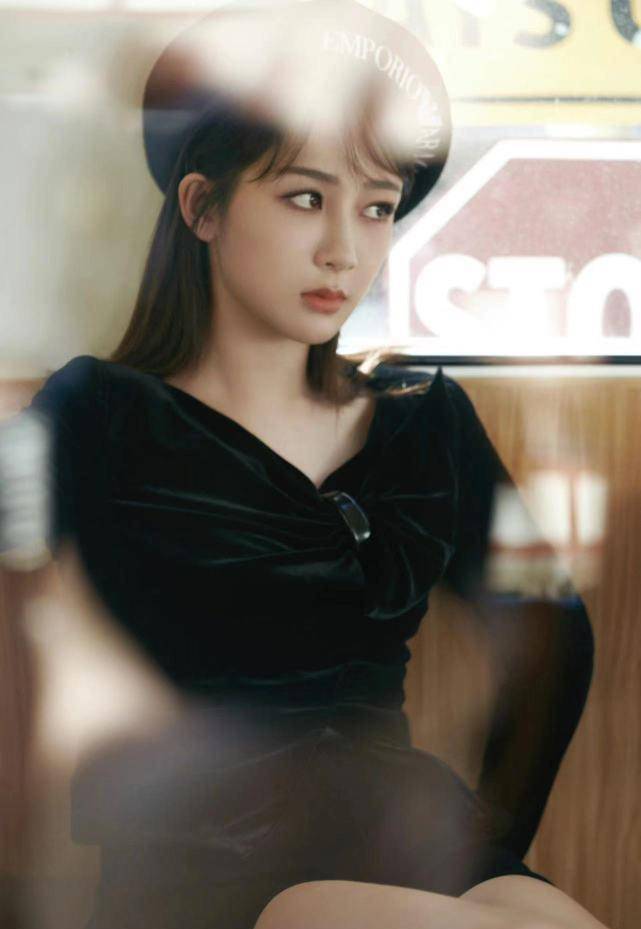 杨紫参加线下活动,被粉丝当众喊"老婆",杨紫抗议:我还没结婚_偶像