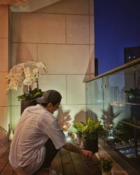 张翰首晒豪宅,装修奢侈豪华,看清客厅巨型钢铁侠模型:有钱真好_人家