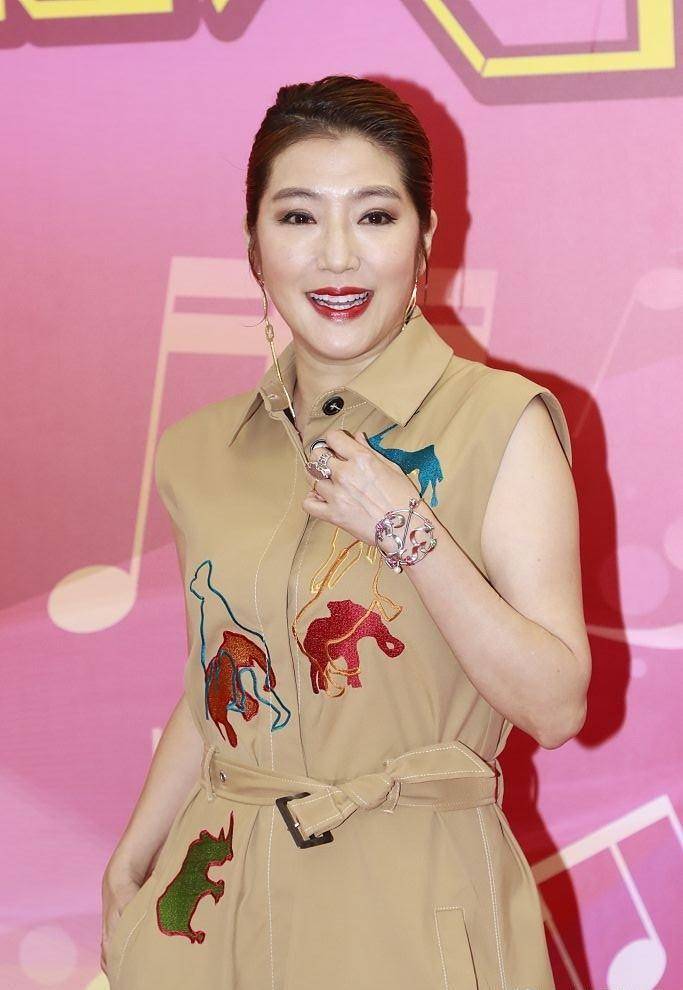关宝慧演过94版穆念慈,演过林诗音,53岁单身的她,仍然期待爱情_香港