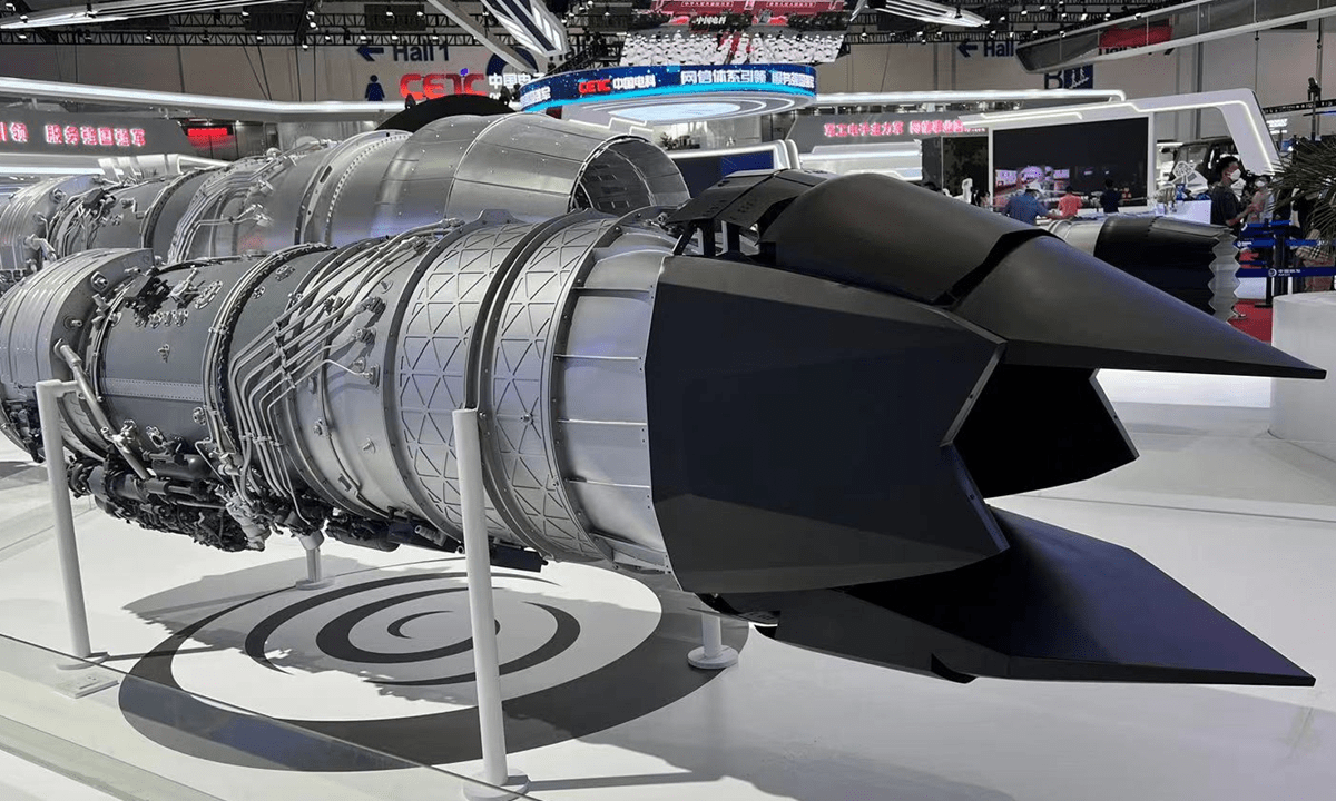 中国展示带有二维推力矢量喷口的航空发动机