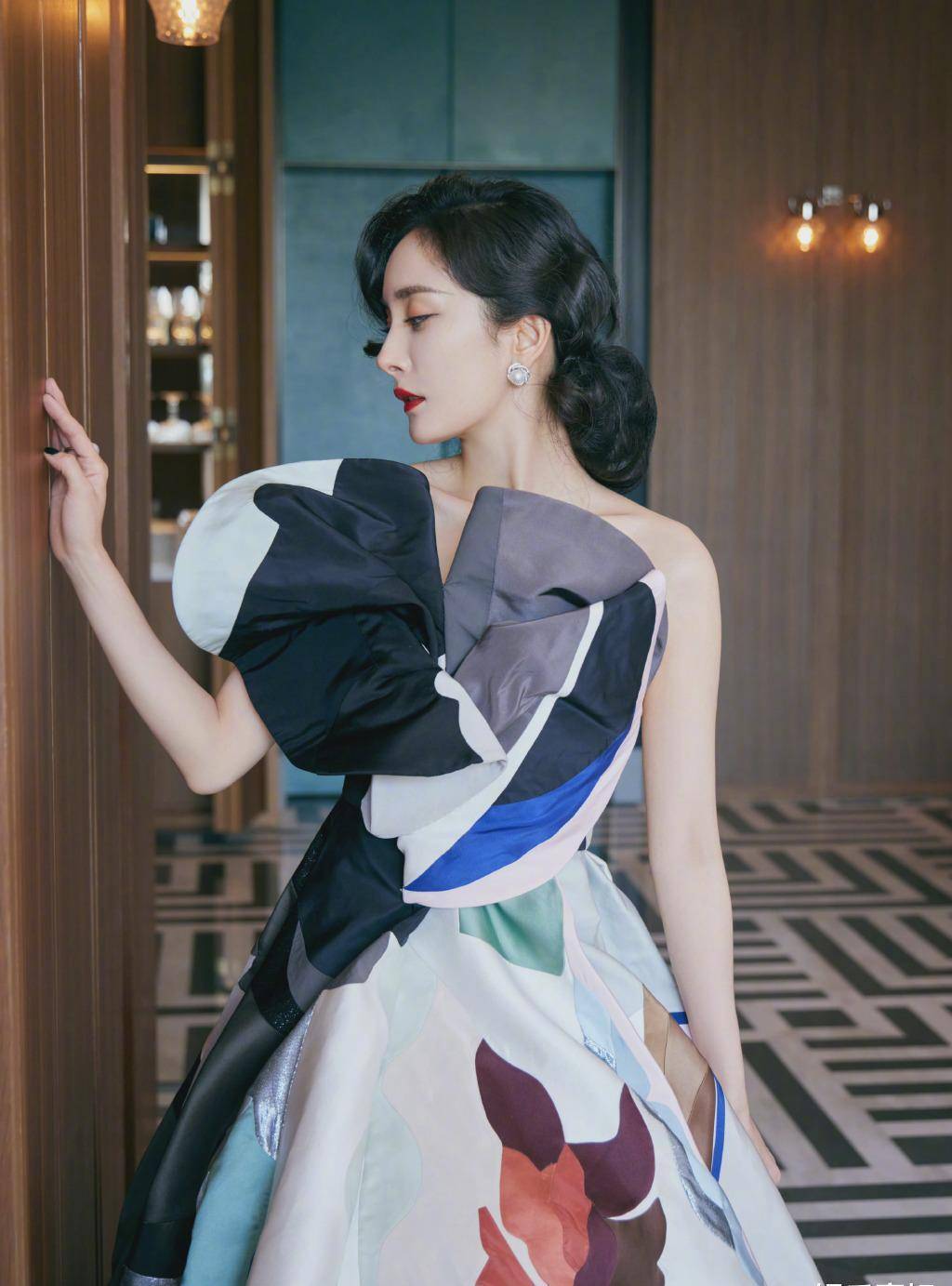 杨幂时尚芭莎慈善晚宴造型,身穿高定礼服,举手投足间皆是时尚_印花